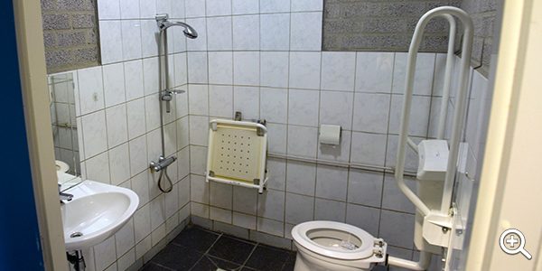 Het toilet voor mensen met een beperking, zoals het nu is