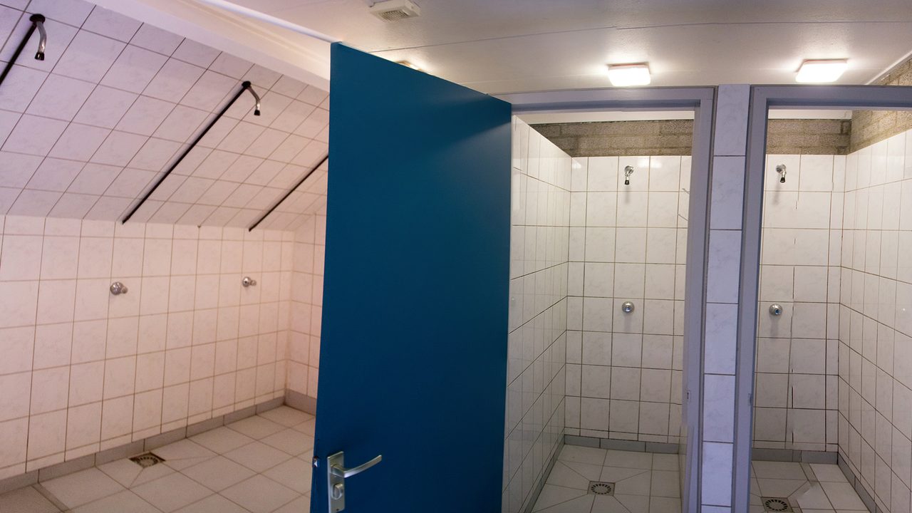 De douches op de eerste verdieping